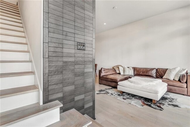 Building Photo - 580 Heatherden Ave