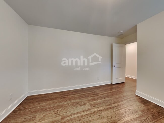 Building Photo - 1009 Theodore Rd