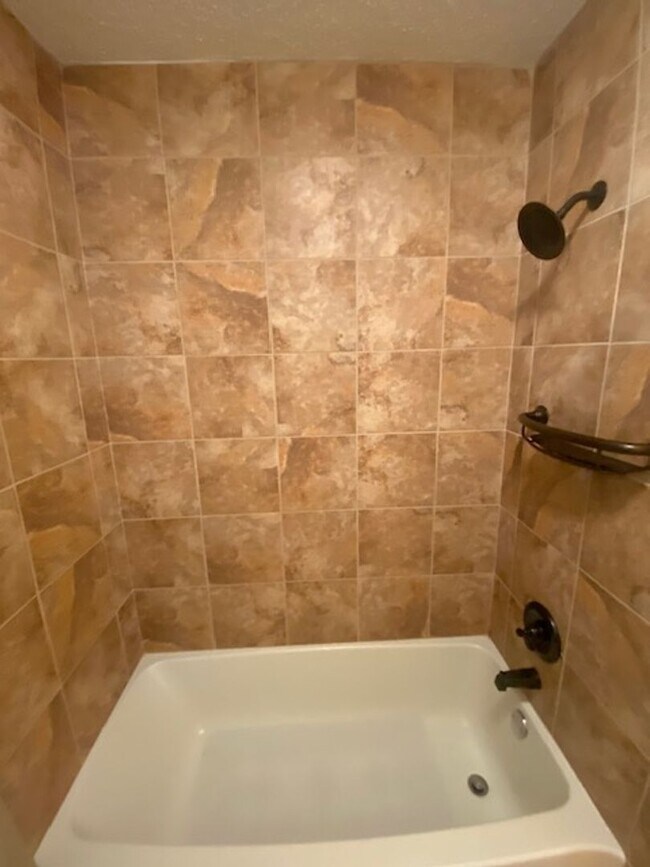 Building Photo - Adorable 2 Bedroom Home Near Downtown Rogers!