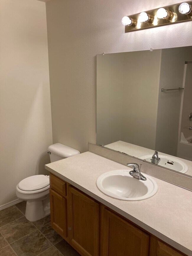 Building Photo - Two Bedroom Duplex in South Salem, Landscaping Included!