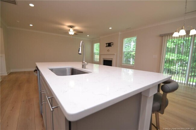 Building Photo - 2129 Seneca Dr