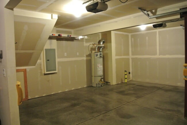 Building Photo - Corvallis Comfort & Convenience: Spacious 3-bedroom, 2.5 bath  Townhome