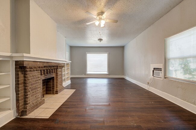 Building Photo - Large 2 bed / 1 bath house! 3 Minutes from I-235, and 10 Minutes from Bricktown!