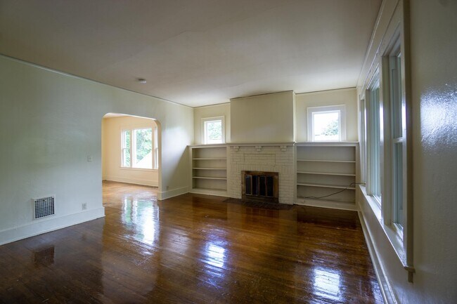 Building Photo - 7/1/26 Bright and Spacious Apartment Close...
