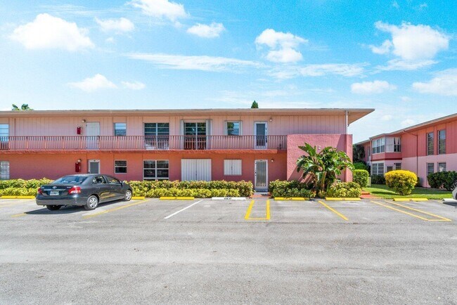 Building Photo - 2 Golfs Edge