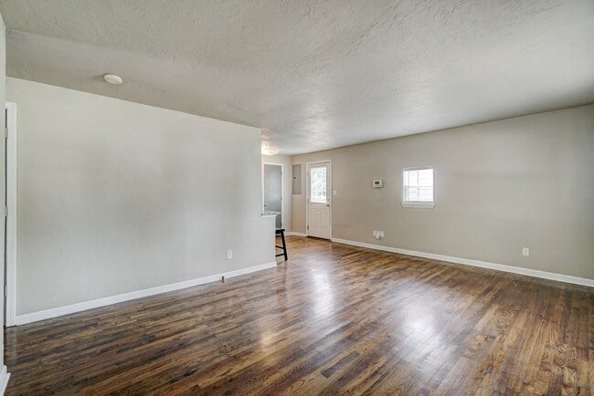 Building Photo - 712 Dakota St