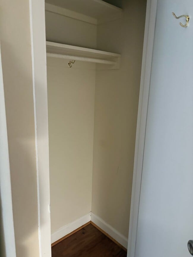 Building Photo - New Updated Spacious Studio