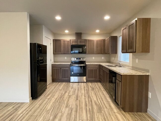 Building Photo - MOVE IN READY!
