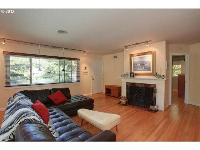 Building Photo - Lovely SW Portland home in RARE Location w...