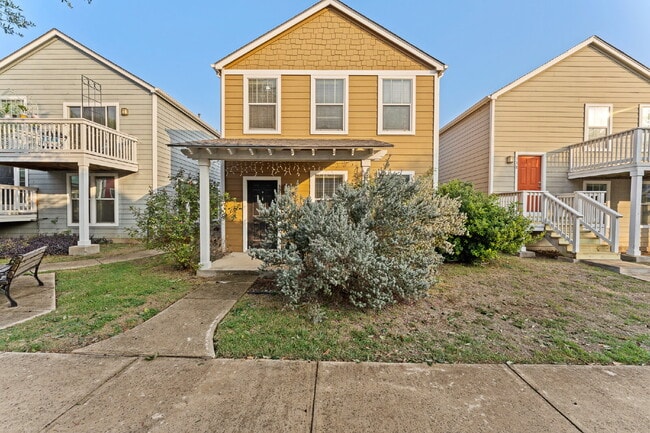 Building Photo - "Charming 2-Bed Condo in San Marcos with 2.5 Baths & 1240 Sq Ft of Comfort!"