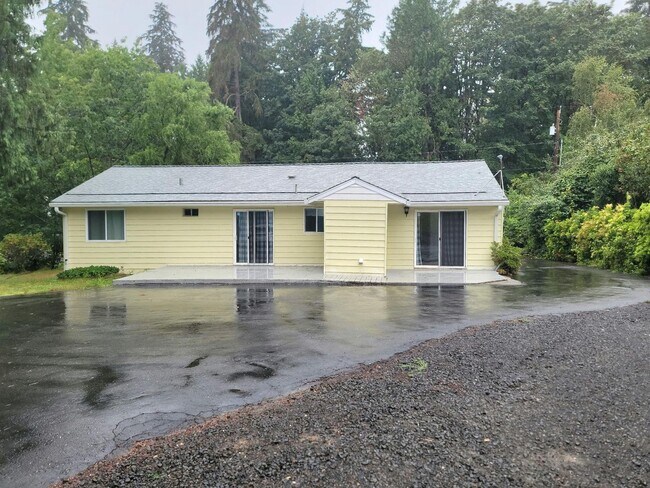 Building Photo - 3 Bedroom 1 Bath Home with Shop