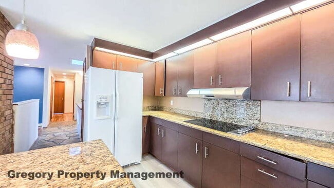 Building Photo - Spacious 5-Bedroom Kirkland Home – Daylight Basement, RV Parking, Quiet Private Drive & Top Schools!