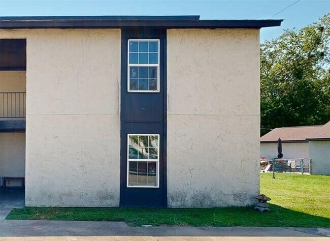 Building Photo - 1524 Pine Ridge Dr
