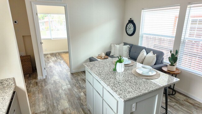 Building Photo - Newer West Sac Home