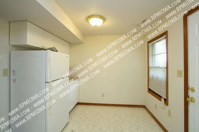 Building Photo - RENT SPECIAL!! - 2 Bedroom, 1 Bath Duplex ...