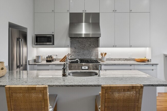 Building Photo - 101 Beacon St