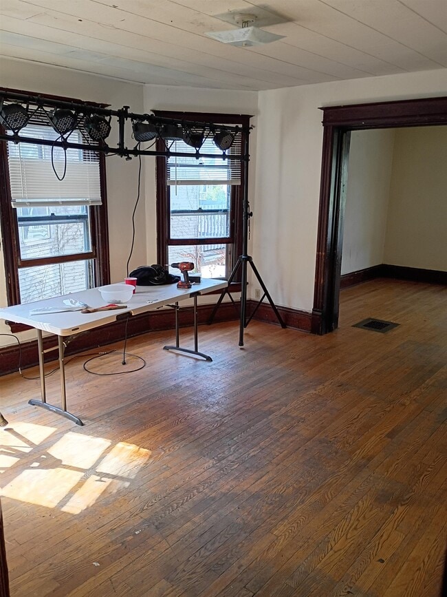 Building Photo - 511 W Mifflin St