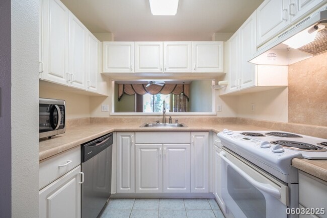 Building Photo - (2 bd / 2 ba / 2 parking Condo in Waikele)