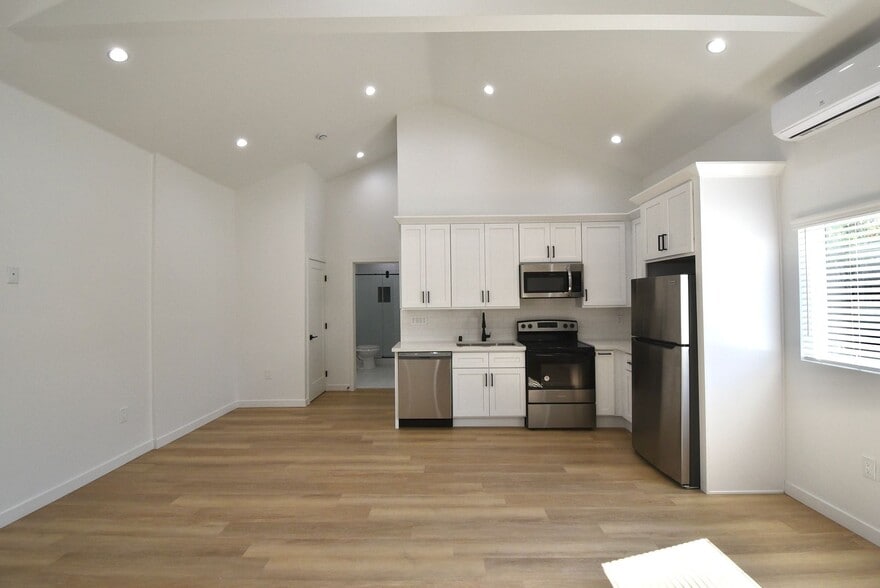 Building Photo - 4751 Kraft Ave