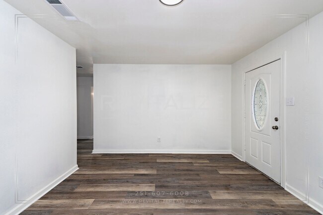 Building Photo - Updated Brick 3 Bed 1 Bath Home with Huge ...