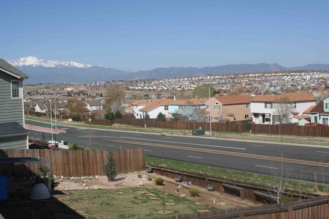 Building Photo - Beautiful 4 Bed 2.5 Bath + High Quality Up...