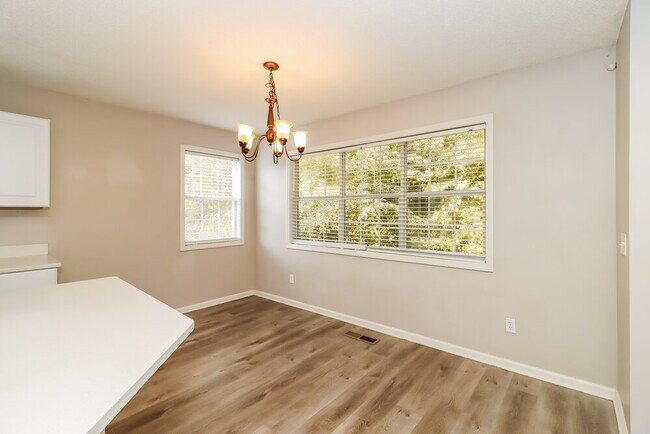 Building Photo - 1042 Whispering Woods Dr