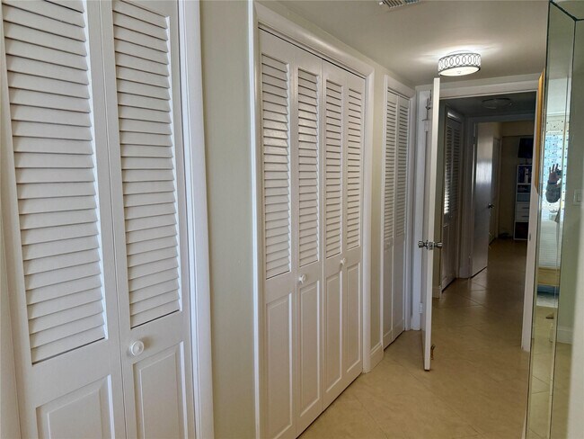 Building Photo - 4100 Galt Ocean Dr