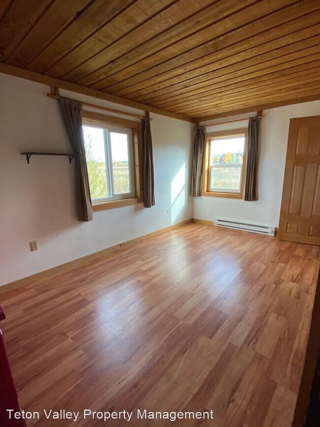 Building Photo - 2 br, 1 bath House - 5135 N 410 W Lower Unit