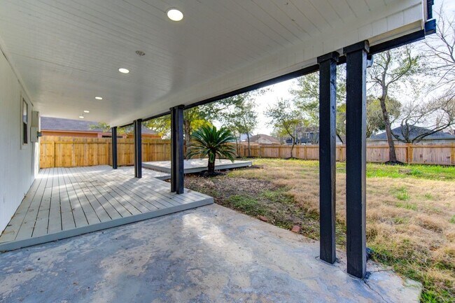 Building Photo - 19403 Lake Hollow Ln