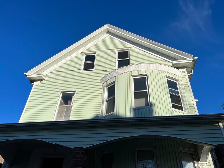 Unit is full top 2 floors of house - 56 State St