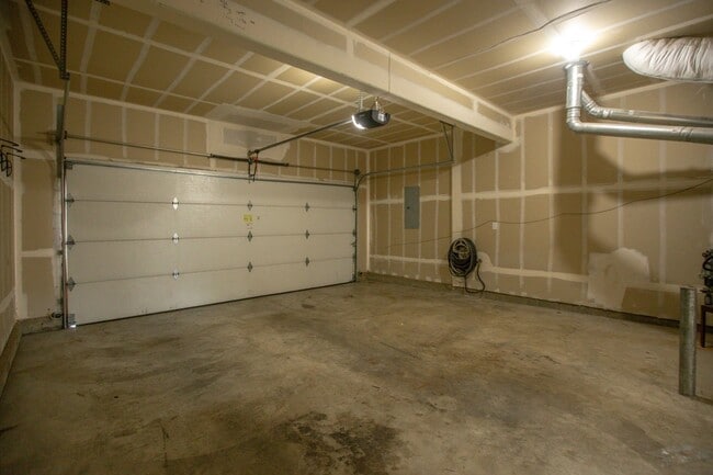 Building Photo - 3 Bedroom Town Home Close to Nike Available !