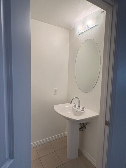 Guest Bath - 4050 Glencoe Ave