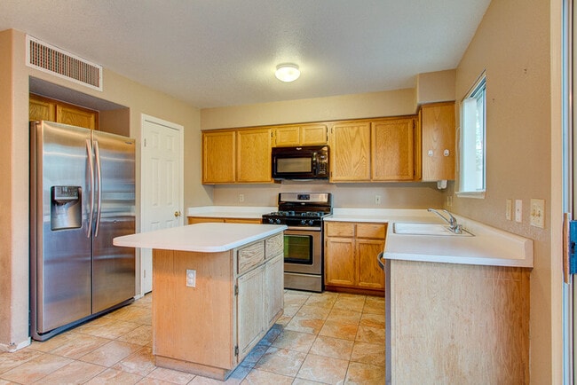 Building Photo - Charming 3-Bedroom Home with Spacious Back...