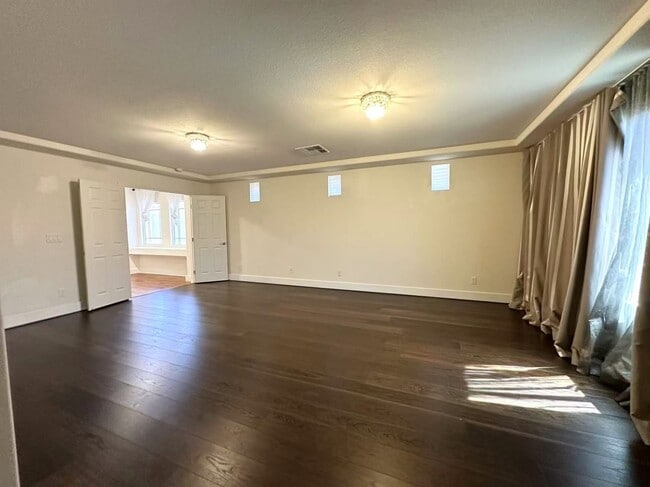 Building Photo - A beautiful 2 stories 5 Bedroom Home in a Highly Desired Location