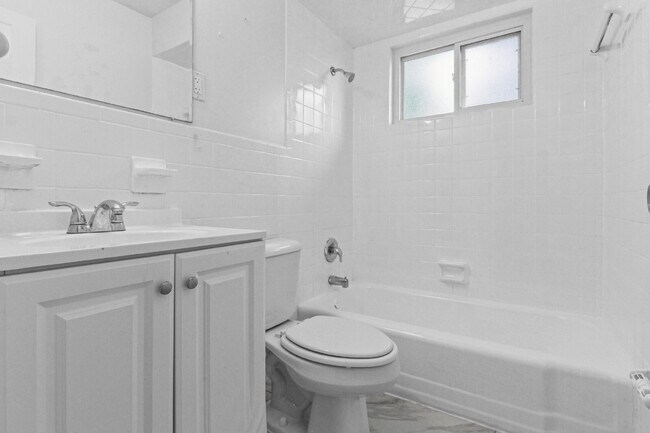 Building Photo - 2615 Flamingo Dr