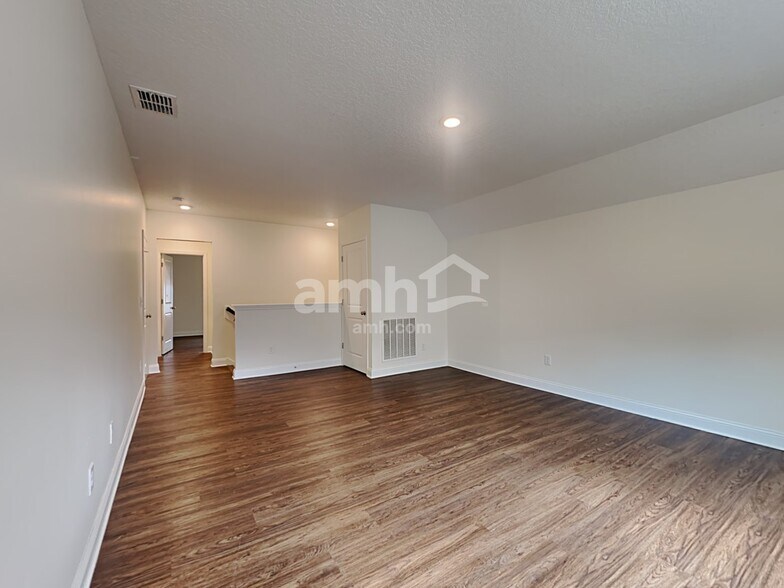 Building Photo - 917 Sunny Stroll Dr