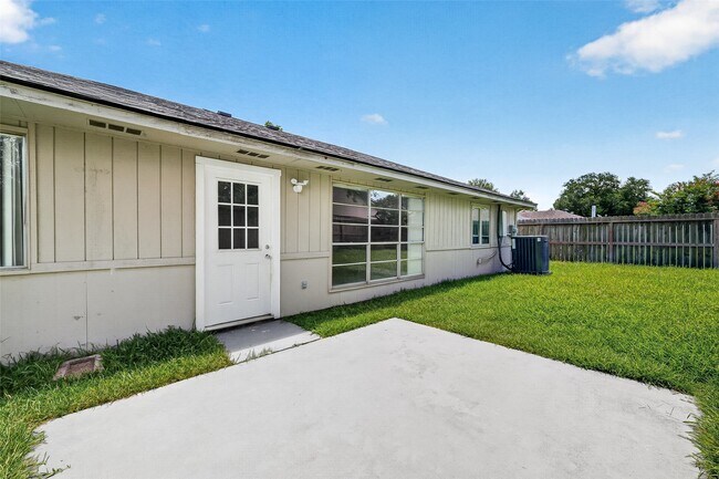 Building Photo - 15815 Thistledew Dr