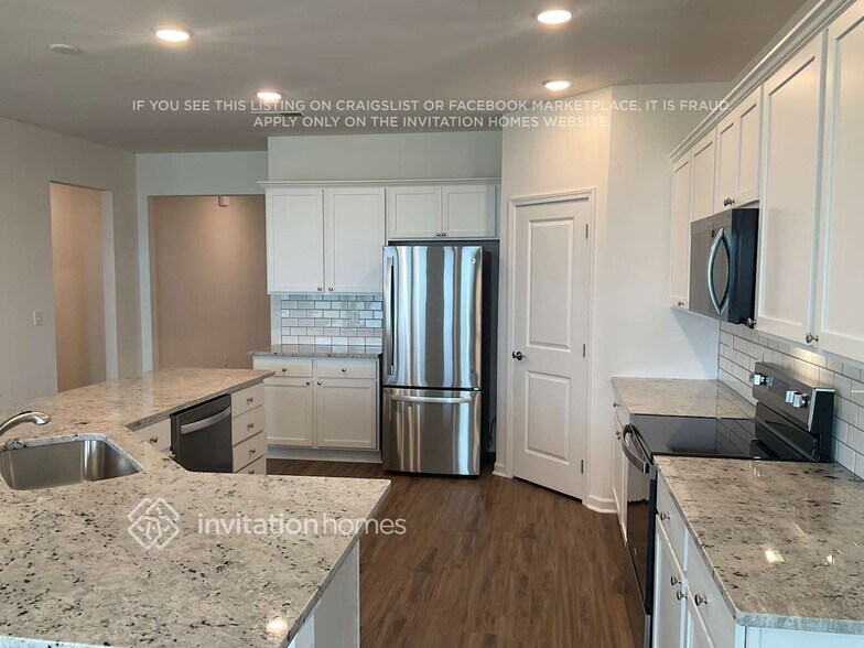 Building Photo - 3800 Lantern Ln