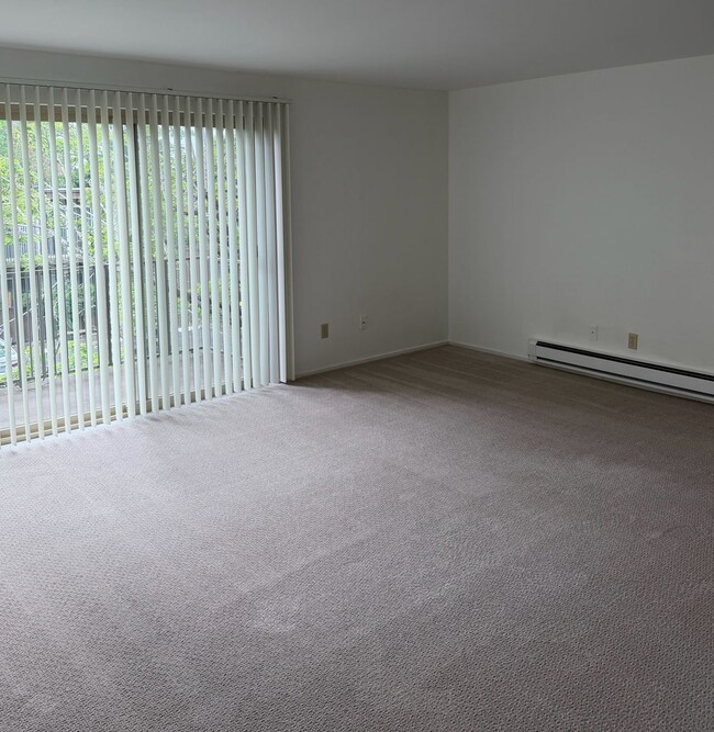 Building Photo - 1 Bed / 1 Bath Houghton condo in Kirkland $1,795/month