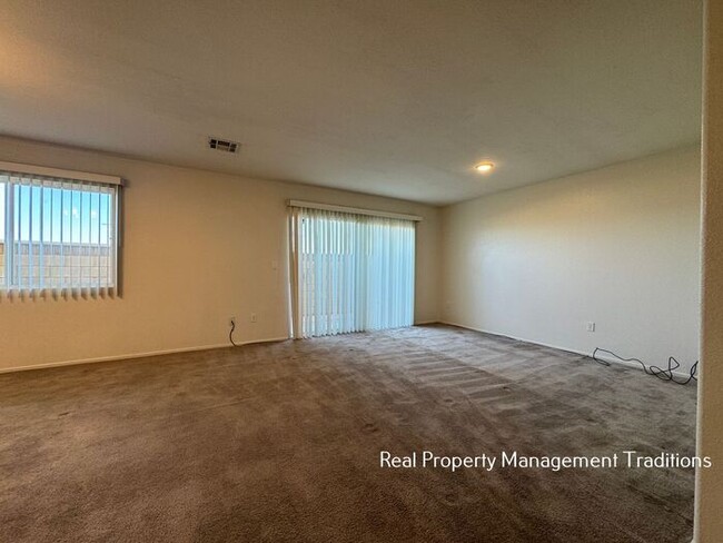 Building Photo - Spacious 4 + 3 Townhouse in Rosamond