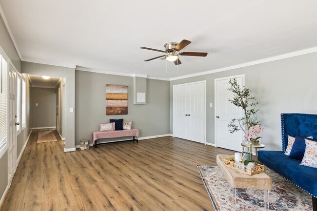 Building Photo - 1606 Oaks Dr