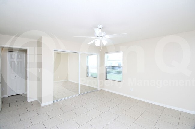 Building Photo - 928 E Diamond Dr