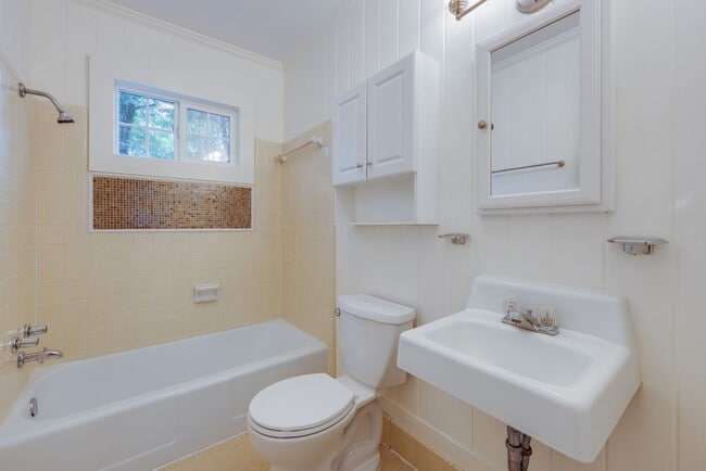 Building Photo - 3 Bedroom, 2 Bath Home Available 10/1/2025...