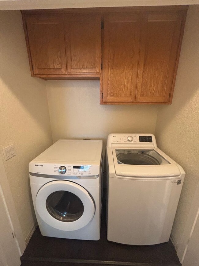 Building Photo - Single level 3 bedroom 2 bathroom home in ...