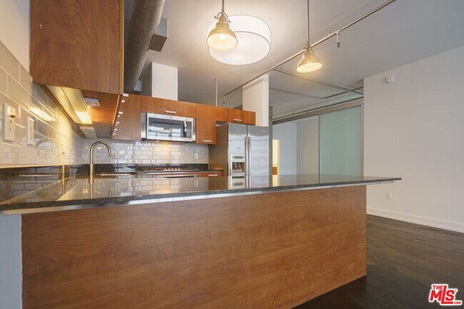 Building Photo - 645 W 9th St