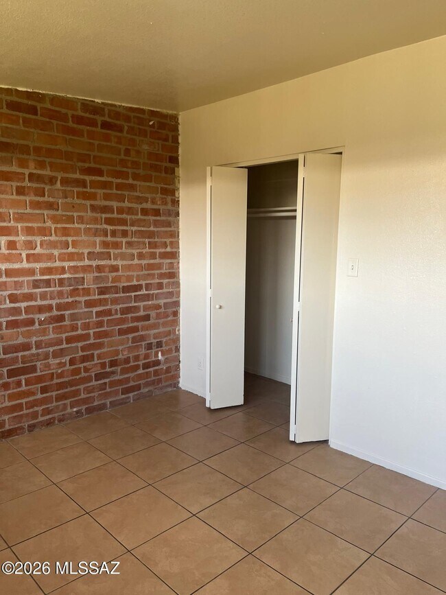 Building Photo - 411 E Delano St