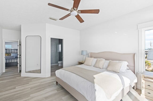 Building Photo - Newly Renovated Beach Front Four Bedroom Home