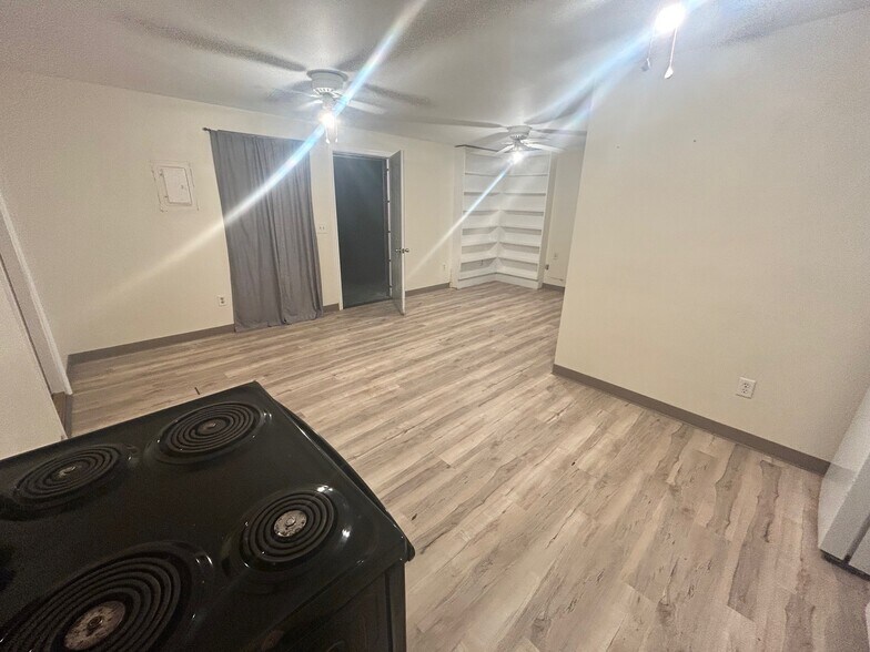 Building Photo - 2652 Merwyn Rd