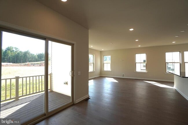 Building Photo - 612 America Dr