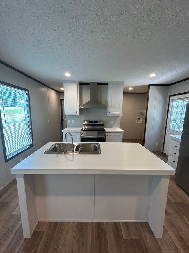 Building Photo - A charming 3 Bedroom/2 Bathroom home!